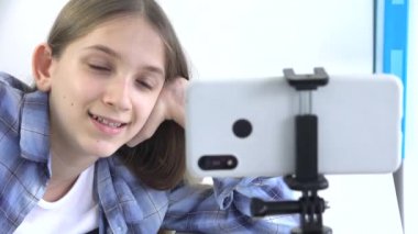 Çocuk Çalışmaları, Video Konferansında Akıllı Telefondan Oynamak, Tabletteki Çocuk Öğrenimi, Liseli Kız Konuşan Öğretmen, Çevrimiçi Eğitim