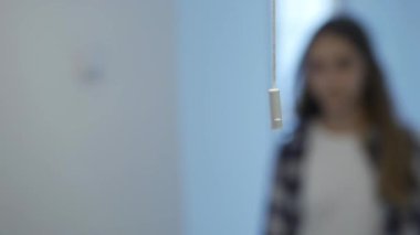 Çocuk karanlık bir odada ışığı kapatır, kız lambayı söndürür, çocuk evde ışığı söndürür, ışığı kapatır, ışığı kapatır.
