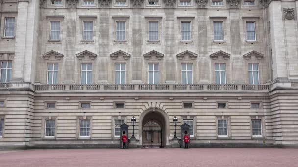 London Buckingham Palace, Gewapende Engelse Garde Marcheren en Wachten, Beroemde Plaatsen, Gebouwen Bezienswaardigheden in Europa — Stockvideo