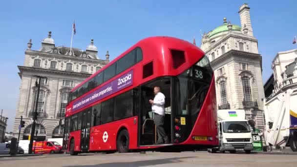 London Cars Traffic bij Piccadilly Circus, Mensen Wandelen, Crossing Street, Beroemde Plaatsen, Gebouwen Bezienswaardigheden in Europa — Stockvideo