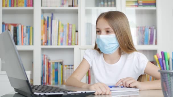 Kid Använda Bärbar dator Studera, Barn lärande, Skriva hemma, Skolflicka i Coronavirus Pandemic, Hemundervisning, Online Education — Stockvideo