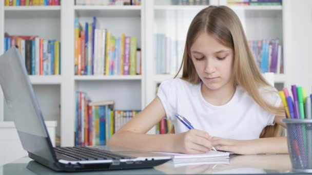 Kid Studying Laptop Coronavirus Πανδημία Εκπαίδευση Παιδιών Writing Home Schoolgirl — Αρχείο Βίντεο