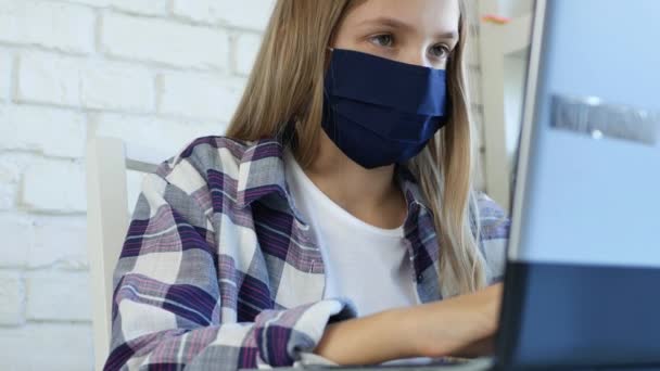 Dziewczyna nosi maskę ochronną w koronawirze Pandemia Przeglądanie Internetu na laptopie, Dziecko Uczenie się na komputerze, Szkoła Kid Learning — Wideo stockowe