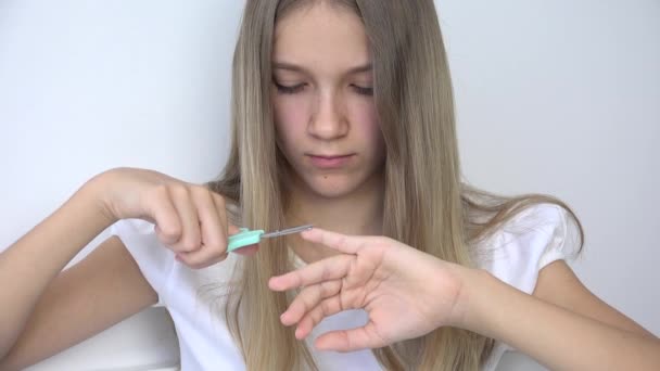 Menina adolescente cortando unhas fazendo manicure, criança corta unhas cutícula no sofá, adolescente criança polimento unhas no quarto — Vídeo de Stock