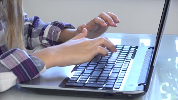 Niños navegando por Internet en el ordenador portátil, Niño estudiando mecanografía en la computadora en la pandemia del Coronavirus, Aprendizaje de niñas, Educación Escolar en línea — Vídeo de stock