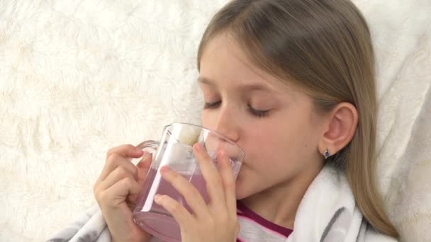 Ziek Kind Bed Ill Kid Drinking Drugs Coronavirus Pandemische Uitbraak — Stockvideo