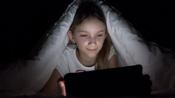 Niña Jugando Tableta Noche Niño Navegando Por Internet Cama Niño — Vídeo de stock