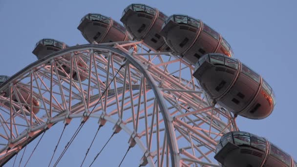 London Eye in Sunset, Pessoas no Parque de Diversões, Turistas Viajando, Lugares famosos, Edifícios Marcos na Europa — Vídeo de Stock