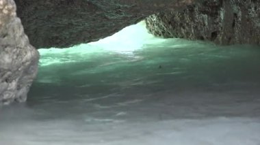 Yunanistan Plajı Mavi Dalgalar Deniz Kıyısına Düştü, Deniz Burnu Kayalıkları Yaz Tatilinde Turkuaz Suyla Görülüyor