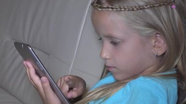 Tablette Oynayan Çocuk, Akıllı Telefon 'da İnternete Bakan Çocuk, Kanepe' de Akıllı Cihaz Sörf Yapan Kız, Çevrimiçi Çocuklar