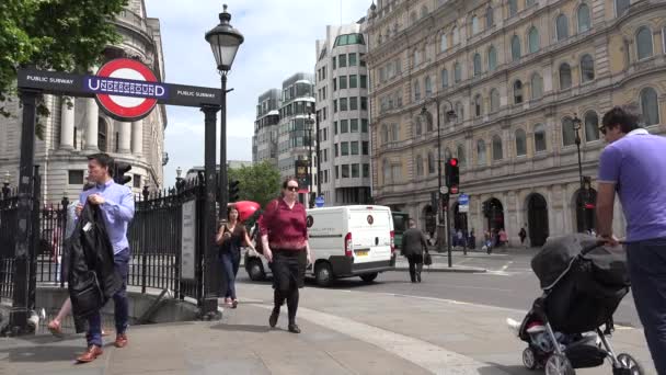 Londen verkeer, Trafalgar Square metrostation, metrostation, Mensen in straat, Beroemde plaatsen, Gebouwen Bezienswaardigheden in Europa — Stockvideo