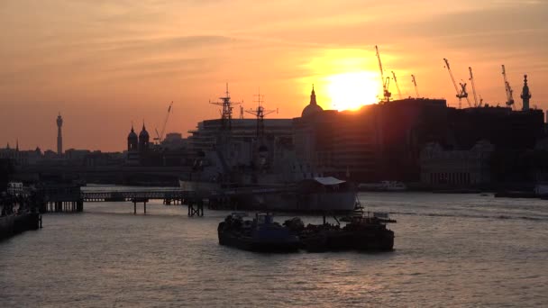 Londoner Boote, Schiffe auf der Themse in der Dämmerung, Stadtbild bei Sonnenuntergang, Innenstadtblick, Berühmte Orte, Baudenkmäler in Europa — Stockvideo