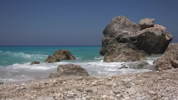 Griechenland Strand mit blauen Wellen stürzt auf Küste, Seascape Cliffs Blick auf türkisfarbenes Wasser im Sommerurlaub — Stockvideo