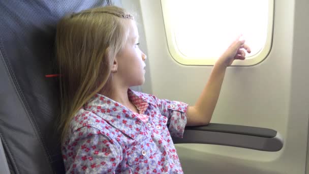 아이들은 비행기를 타고 하늘을 날고 있고, 붉은 아이들은 비행기를 타고 여행하고 있고, 넓고, 생각깊은 승객 이 창문을 바라보고 있다 — 비디오