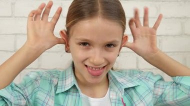 Komik Çocuk Oyununun Portresi, Kamerada Surat Atan Mutlu Gülümseyen Kız, Sıkılmış Çocuk Oyunları