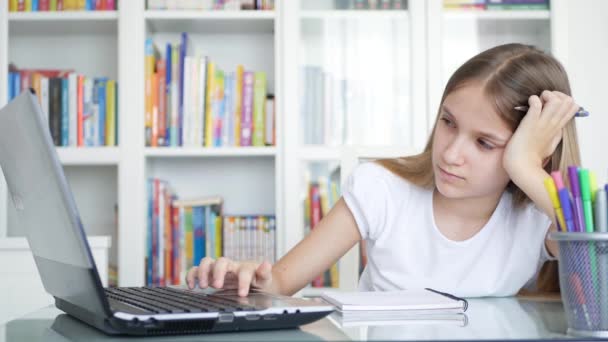 Sıkıcı Çocuk Okul İçin Laptop Çalışması, Üzgün Çocuk Ofiste Bilgisayar Çalışması, Öğrenci Kız Yazma Ödevi, Çevrimiçi Eğitim — Stok video
