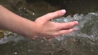 Çocuk nehirde oynuyor, Çocuk El Yıkama Dağlarda Şelalede Eller, Turist Kız Yaz Tatilinde Oynuyor, Trip