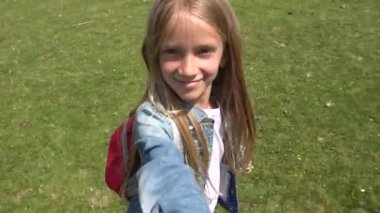 Anne Oynuyor, Çocuk Bahçesinde Dönüyor, Gülen Çocuk Portresi Dönüyor, Kız Koşuyor, Mutlu Aile Çocukları