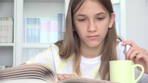 Läsa barnbok, dricka te, ungdoms student flicka studerar i skolbiblioteket, barn, tonåring lärande, klassrum utbildning — Stockvideo