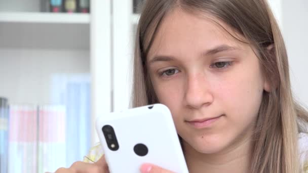Meisje Smartphone spelen, Kid Browsing Internet op telefoon, Tiener kind lezen berichten, Zoeken Online winkelen Smart Devices — Stockvideo