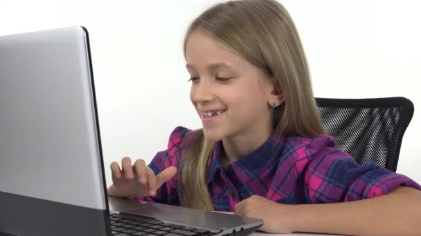 Kid Playing on Laptop, Böngészés Internet a számítógépen, gyermek tanulás gépelés a számítógépen, Student Girl Learning Online, iskolai oktatás — Stock videók