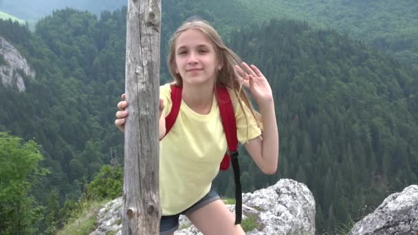 Matka biorąc zdjęcia do swojej dziewczyny, Fotografowanie dzieci w górach Szlaki, Tourist Kid robi zdjęcia w Camping, Happy Family — Wideo stockowe