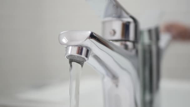 Hand Stäng av kranvattnet på diskbänk, kran, Kvinna slutar slösa vatten, översvämning, rinnande vatten för tvätt i badrummet — Stockvideo