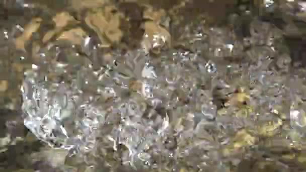 Gebirgsfluss, klares Quellwasser, transparente alpine Strömungswellen, kristalliner Bach in Nahaufnahme, Kristallwasserfall-Tropfen — Stockvideo