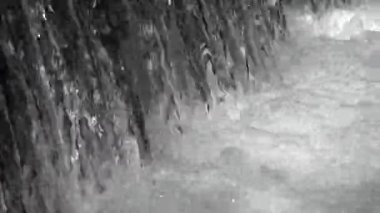 Dağ Nehri, Kristal Şelale Damlaları, Temiz Bahar Taze Suyu, Şeffaf Alp Akımı Dalgaları, Kristal Brook Kapanması