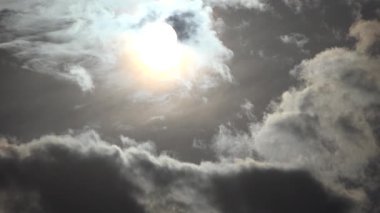 Bulutlarda Güneş, Dramatik Günbatımı Zamanlaması, Yumuşak Bulutta Güneşli Işınlar, Mavi Bulutlu Gökyüzünde Güneş Işıkları, Yazın Hızlanan Fırtınalar