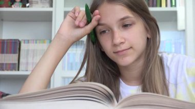 Öğrenci Kız Okuma Kitabı, Okul Kütüphanesinde Çalışan Genç Çocuk, Ergen Çocuk Okuma, Sınıfta Öğrenim, Eğitim