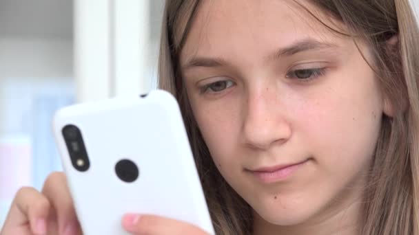 Kind spelen Smartphone, Kind surfen op internet op telefoon, Tiener meisje lezen van berichten, Kinderen op zoek naar online op apparaten — Stockvideo