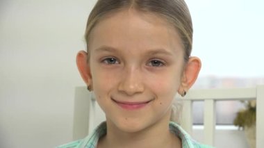 Gülümseyen Çocuk Portresi, Gülen Çocuk Yüzü Kameraya Bakan Mutlu Sarışın Kız, İfade Oynayan Çocuklar