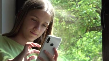 İnternete Çocuk Bakımı, Akıllı Telefon Kullanan Çocuk, Akıllı Telefonla Konuşan Genç Kız Aile Teknolojisi Cihazları ile İletişim Kuran Kız