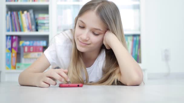 Flicka Spela Smartphone, Tonåring Kid Bläddra Internet för Online Shopping på Smart Phone Enhet, Barn använder prylar hemma — Stockvideo