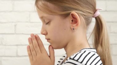Çocuk mutfakta kahvaltıdan önce namaz kılıyor, Sadık Çocuk Yemek Hazırlıyor, Evde Dindar Kız, Din