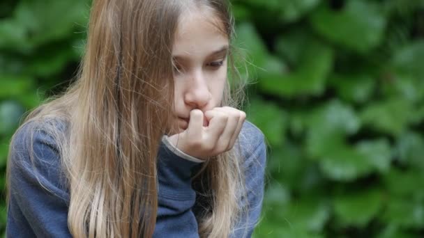 Грустная несчастная девушка в парке, вдумчивый ребенок, депрессивный подросток не играет, депрессия подростков в коронавирусной пандемии — стоковое видео