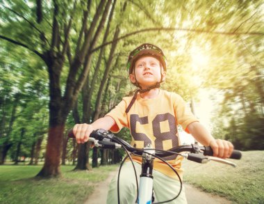 Çocuk bisiklet ile gidiyor