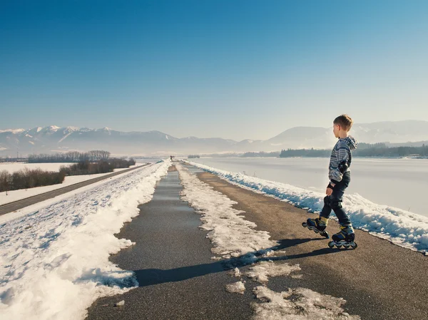 Küçük silindir karlı yol üzerinde — Stok fotoğraf