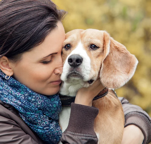 Vrouw en hond portret — Stockfoto