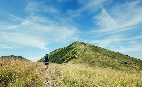 徒步旅行者走过山间小道 — 图库照片