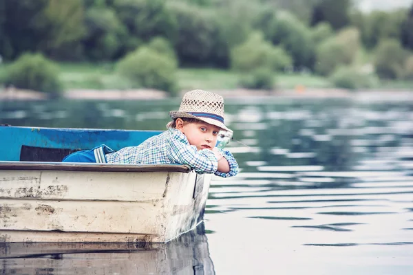 Malý chlapec na staré lodi — Stock fotografie