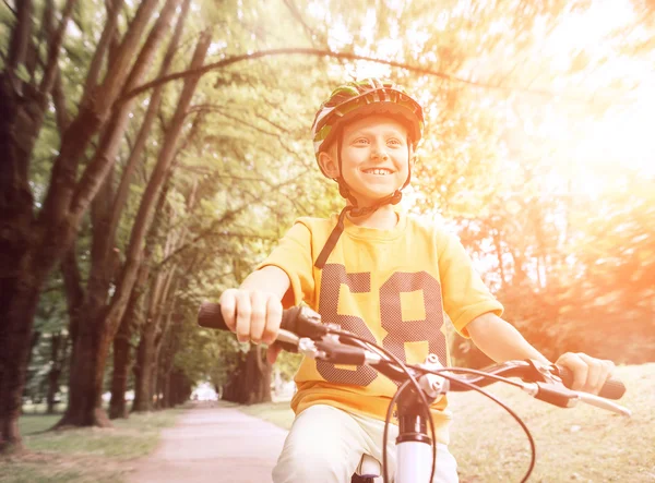 Kleiner Junge auf dem Fahrrad — Stockfoto