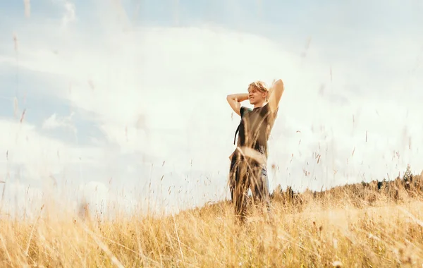 Junger Mann bleiben auf Feld — Stockfoto