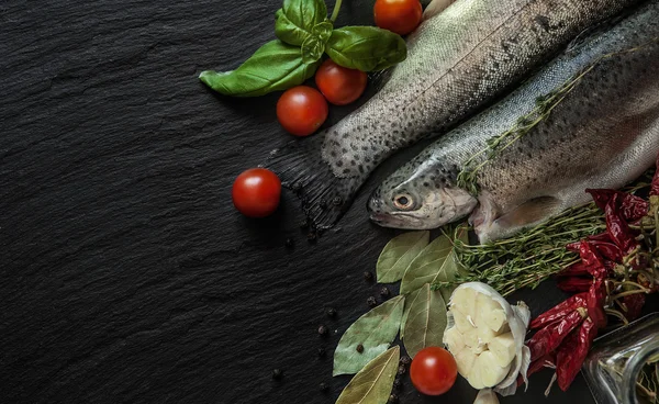 Čerstvé ryby, koření, bazalka — Stock fotografie