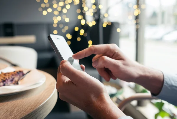 Manos del hombre con el teléfono móvil — Foto de Stock