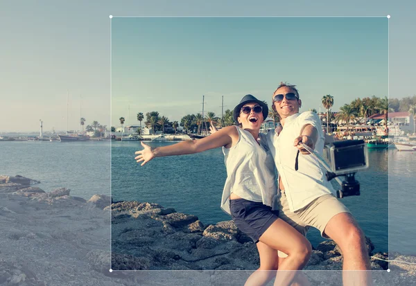 Divertida pareja toma una selfie en la bahía del mar —  Fotos de Stock