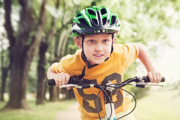 Garçon faire du vélo — Photo