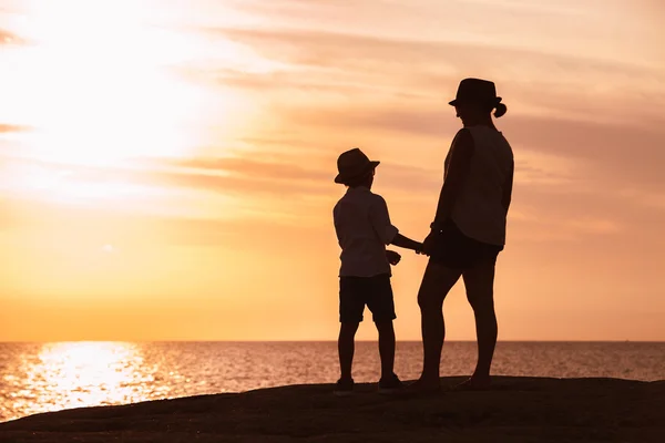 Silhouette madre e figlio — Foto Stock