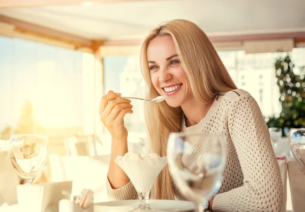 アイスクリームを食べること肯定的な若い女性 — ストック写真